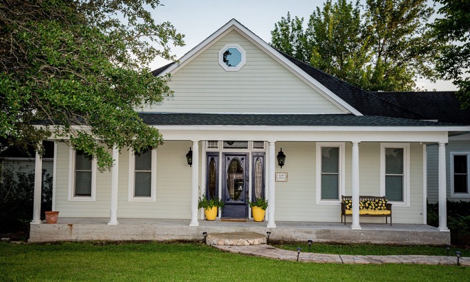 Chappell Hill House | Chateau Relaxo - Farmhouse on 19 acres, Pool + pool house + Games, Sleeps 20