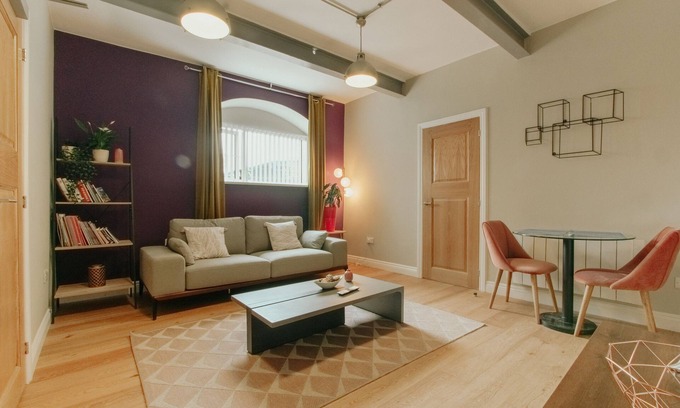 Sheffield Apartment | Cheap, Chic & Cheerful pad in Historic building | B8