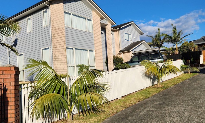 Henderson House | Cheap, Cosy and Comfortable house in Auckland, New Zealand.