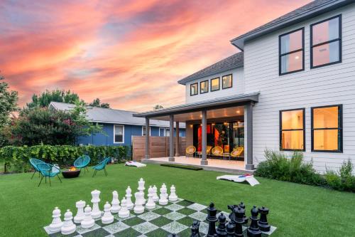 Chestnut House | Check-Mate Sleeps 18 & only 7min to Downtown ATX