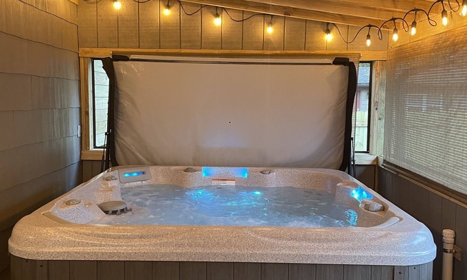 Hendersonville Cottage | Cheerful 1br Cottage w/ HOT TUB