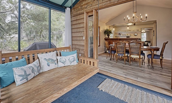 Isle of Palms House | Cheerful 2-bedroom Beach Cottage - Pet Friendly