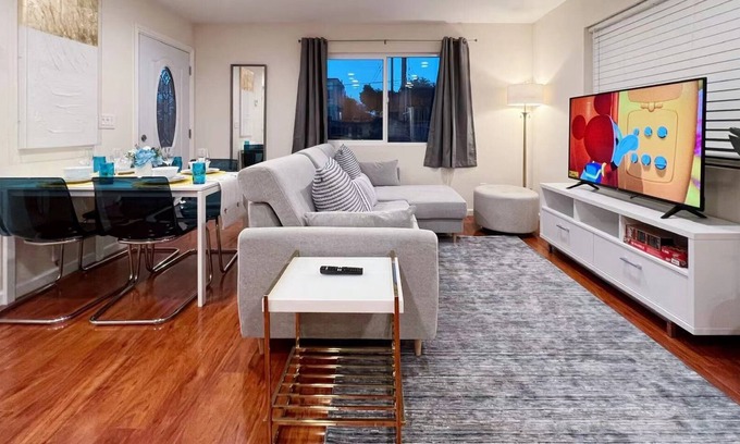 Hathaway House | Cheerful 2B2b in Silicon Valley with free parking