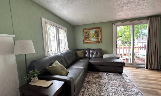 Old Forge Apartment | Cheerful 2nd Floor Unit w/balcony