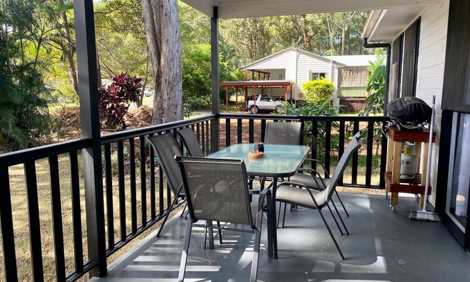 Brisbane Waterfront House | Cheerful 3 bedroom home in bush setting