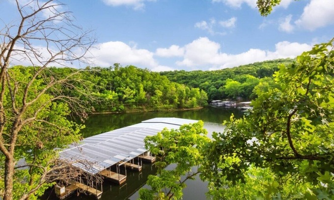Osage Beach Villa | Cheerful 3-Bedroom Villa Sleeps 8 With Public Pool