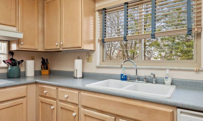 New Kensington House | Cheerful 4BR Chalet with Seasonal Pool, Hot Tub
