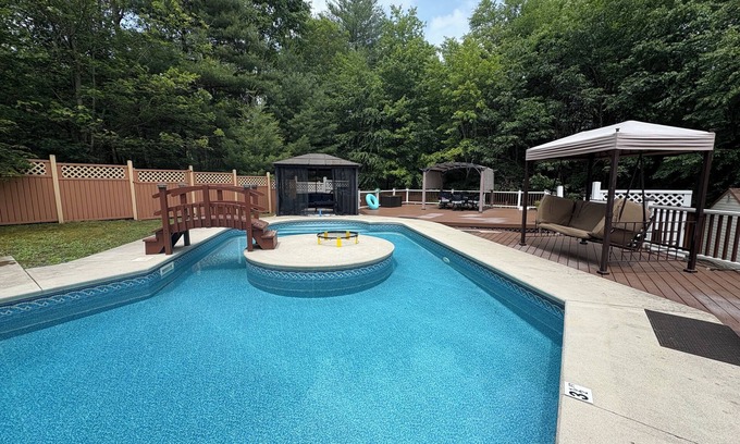 East Stroudsburg Villa | Cheerful 5-bedroom resort villa with heated pool