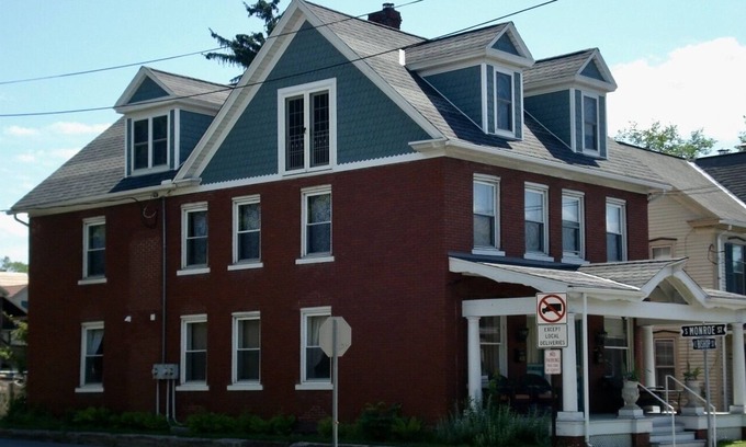 Bellefonte House | Cheerful 5 Bedroom Home in Historic Town