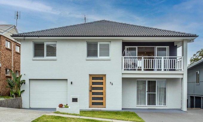 Lake Munmorah House | Cheerful Lakeside House-Minutes away from anywhere