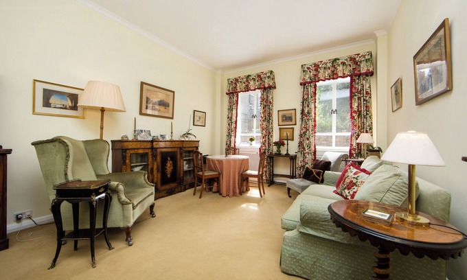 Chelsea Apartment | CHELTENHAM TERRACE, CHELSEA - Quaint 1 bed flat just 5 minutes walk to Sloane Sq