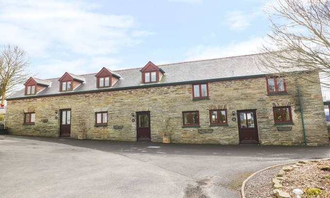 Llandysul Cottage | CHERRY COTTAGE, pet friendly, with hot tub in Newcastle Emlyn