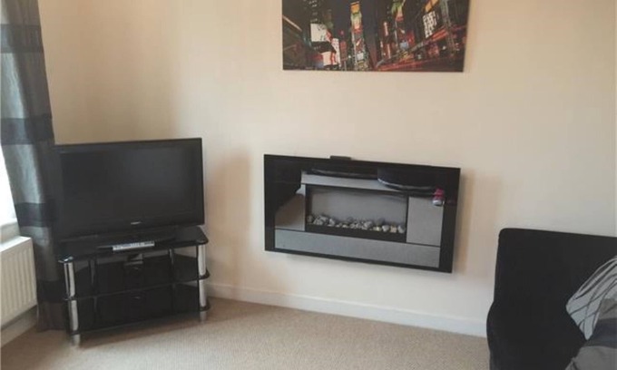 Newcastle-Under-Lyme House | Chervil View – Private Twin Bedroom with shared facilities
