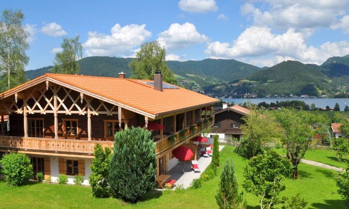Abwinkl Ski Chalet | Chestnut in chalet Bergerhöh