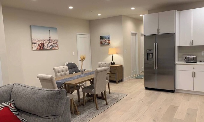 Washington Apartment | Chic 2-Bedroom apartment-Private Entrance & Wi-Fi