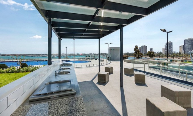 Southport Apartment | Chic Broadwater Pad in Vibrant Locale