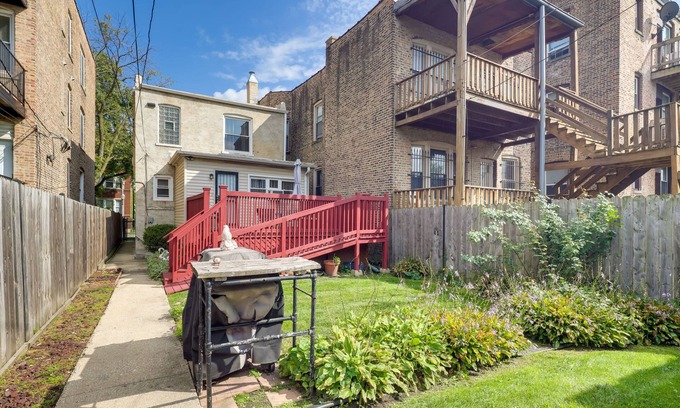Woodlawn House | Chic Chicago Abode: Steps from Magnificent Mile!