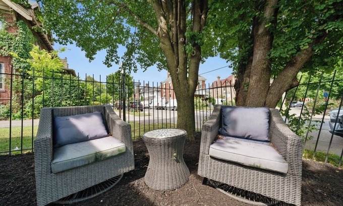 Near East Columbus Apartment | Chic City Retreat 93E – Cozy Studio for 2 in Highly Walkable Area w/Tons to Do!