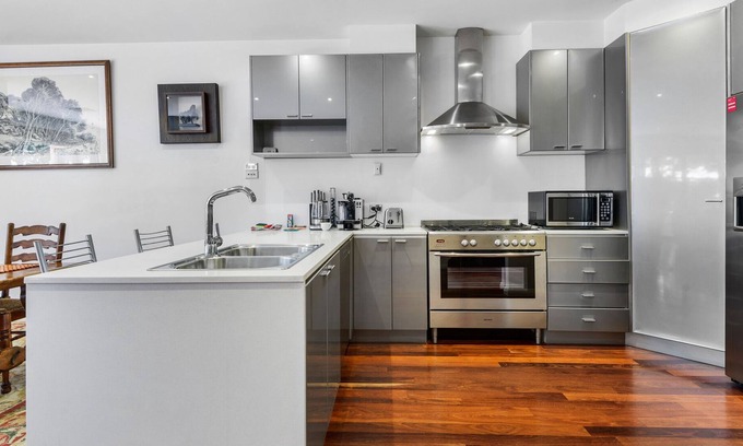 Elwood House | Chic Courtyard House, Steps from Elwood Beach