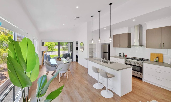 Scarborough House | Chic Family Friendly 4BR Redcliffe Retreat & BBQ
