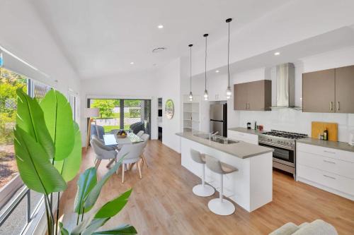 Scarborough House | Chic Family Friendly 4BR Retreat Near Redcliffe