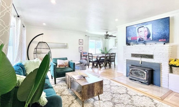 Chico House | Chic Family Getaway w/King bed + Secret Playroom