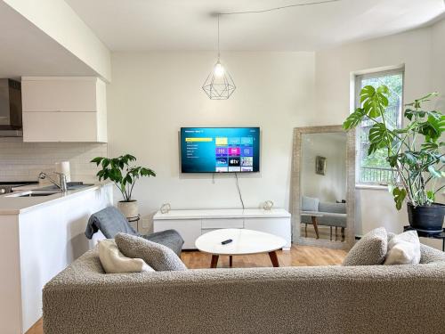 Cote-Des-Neiges—Notre-Dame-De-Grace Apartment | Chic & Fully Furnished 2-Bedroom Apartment in Prestigious Westmount