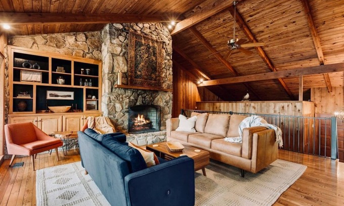 Gallatin House | Chic Lakefront Home｜6 bdrm/4bath & Private Dock!