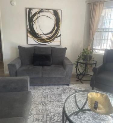 Winchester Apartment | Chic Las Vegas Condo Getaway mins to the Strip FREE WiFi , Pool, Gym, 24HR Security
