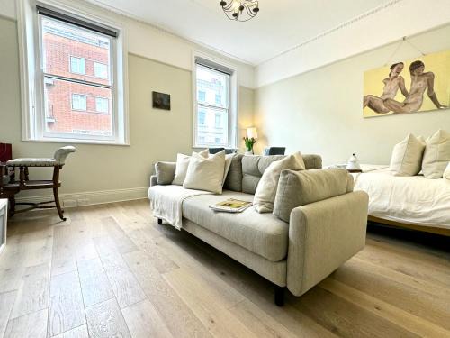 Bryanston and Dorset Square Apartment | Chic Marylebone Studio, Walk to Oxford Street or Regent's Park, by The Design Traveller
