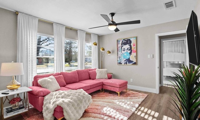College Station House | Chic Retreat Stylish Stay near A&M