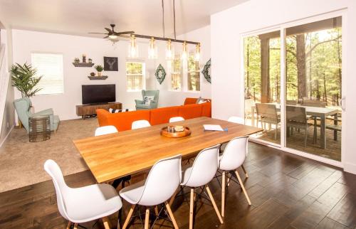 Flagstaff Villa | Chic Stylish 4 BR Newly Built Town-home Perfect Location