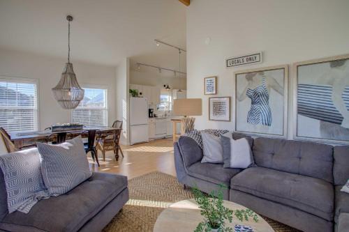 Pacific Beach House | Chic Summer House Cottage Walk to Ocean!