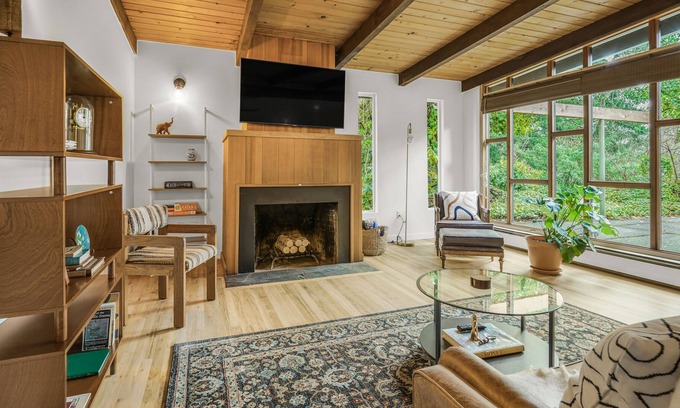 Keizer House | Chic urban cabin with full kitchen & WiFi - just off I-5