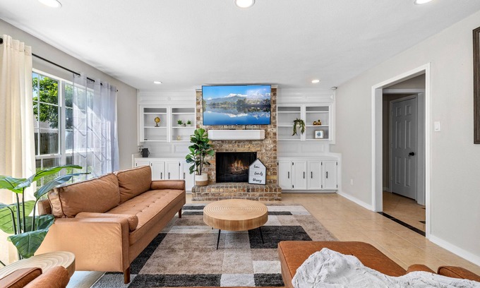 Mission Bend House | Chic Urban Escape: Your Trendy City Haven