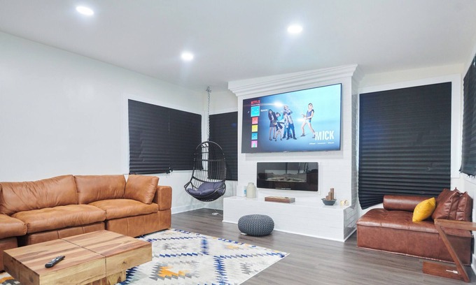 Vernon House | Chic Urban Retreat: Modern Oasis in Inglewood!