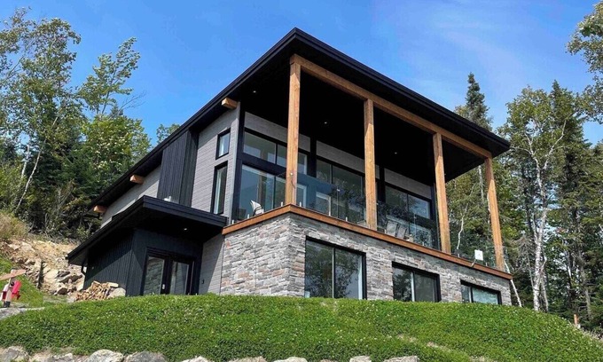 Les Eboulements Ski Chalet | Chinook 166: Spa, Pool Table, River Views