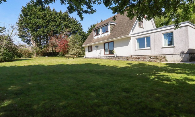Redruth Cottage | CHYROSEN, family friendly, with open fire in St Day