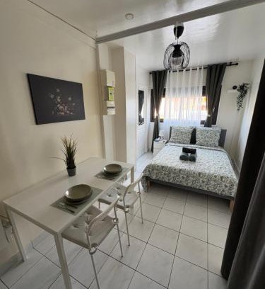 Saint-Ouen Apartment | Ciné à la maison ! Studio à 2 min du métro