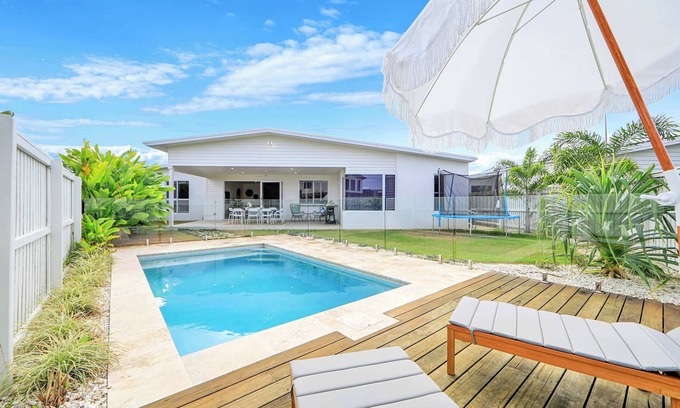 Innes Park House | Cinema Pool Pets 4b2b Bargara Headlands