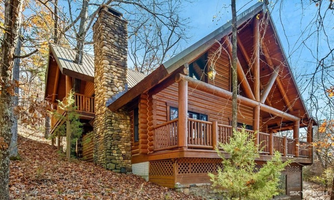 Eureka Springs Cabin | Cinnamon Valley - The Mountaineer
