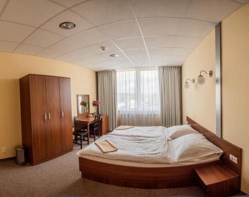 Senica Hotel | City Hotel B&B, reception 24 7, 800m od-from R1, free parking