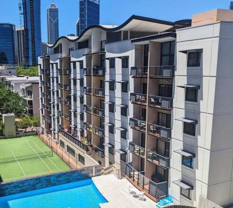 Perth Central Business District Apartment | City & lakeside with free parking, pool and 10 mins walk into the City