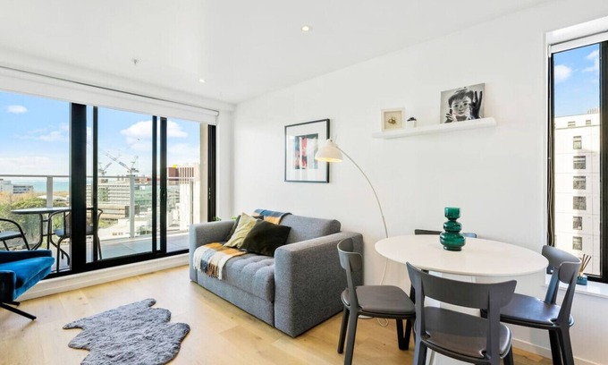 Auckland Central Business District Apartment | City Stunner with City Views, Pool and Gym