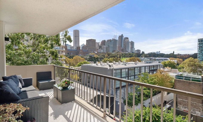 Woolloomooloo Apartment | Cityscape 2BR Charm with Pool, Sauna & Spa Access