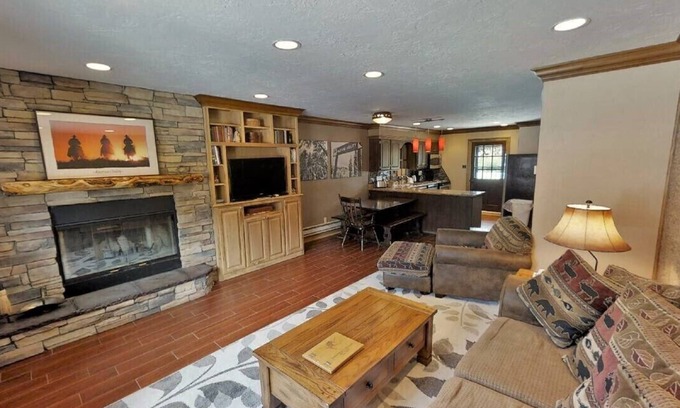 Red River House | CJ Townhouse 2 - On the River - Across from the Fishing Ponds - Free WiFi - Cabl