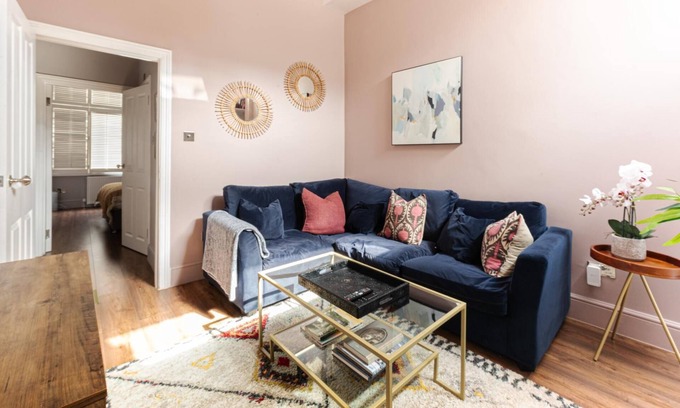 Shaftesbury Apartment | Clapham Calm – 2 Bedroom Flat with Garden