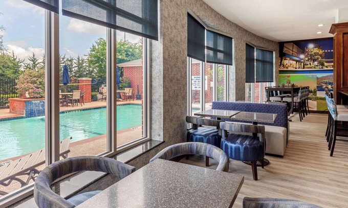 Sulphur Springs Hotel | Clarion Pointe Sulphur Springs