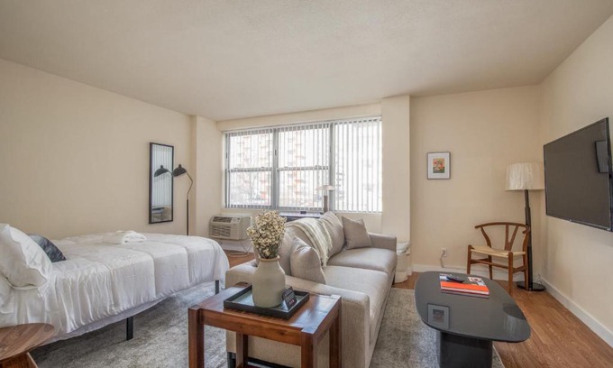 Downtown West Apartment | Classic DT 1BR with City View by Zencity