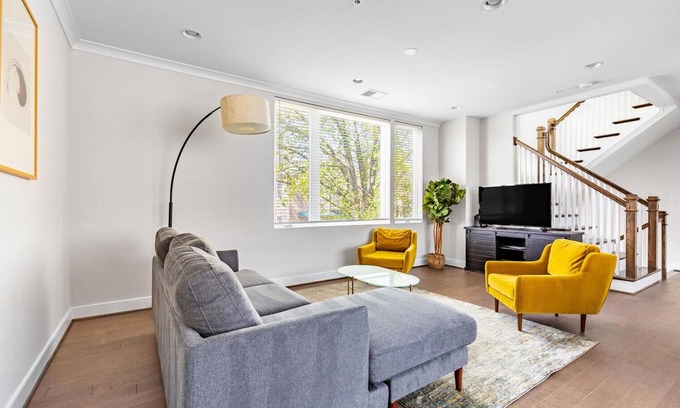 Nauck House | Classic Green Valley 3BR w/W/D, nr Restaurants & Bars, by Blueground